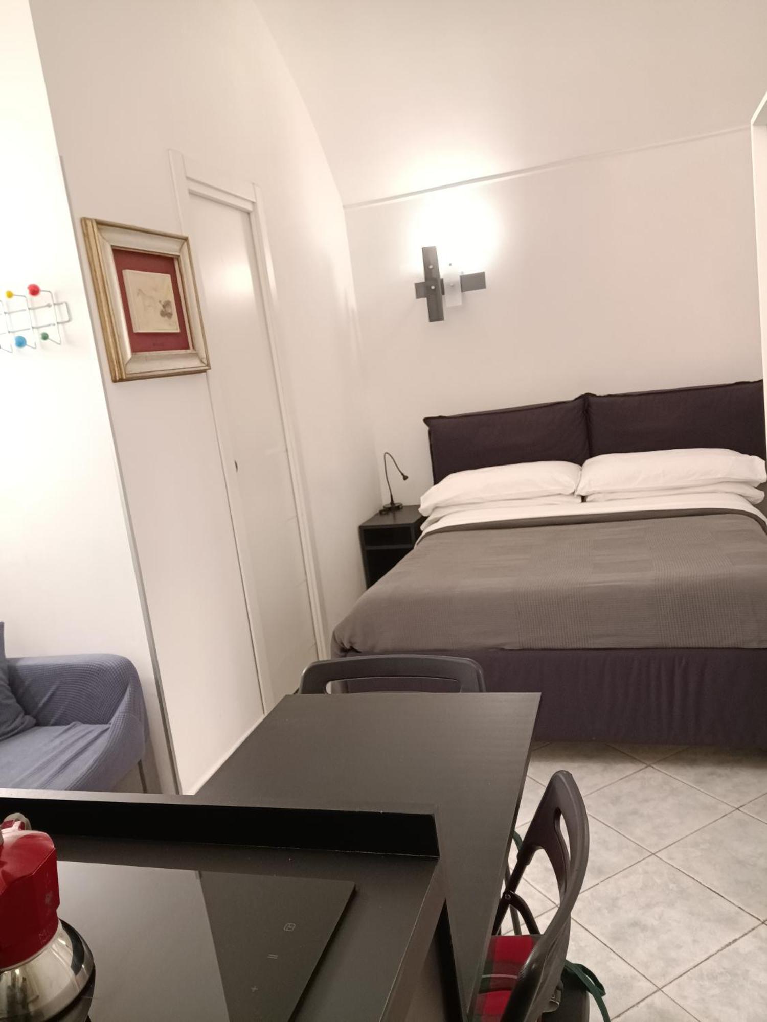 La Residenza Napoli Short Let Monolocale Standard Via Chiaia 82 Napoli Apartment Ngoại thất bức ảnh